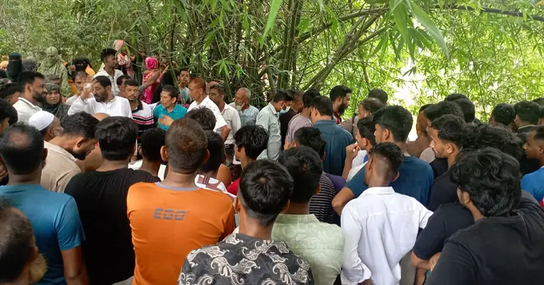 ঘটনাস্থলে স্থানীয়দের ভিড়